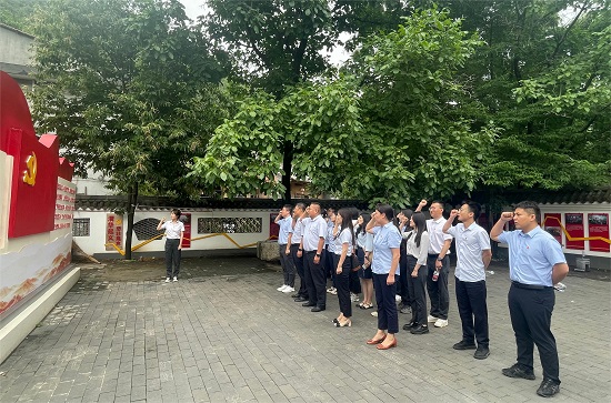 7月1日，地建综开公司党委组织党员干部赴蓝田县灞源革命纪念馆开展“重温红色历史、传承奋斗精神”主题党日活动。.jpg